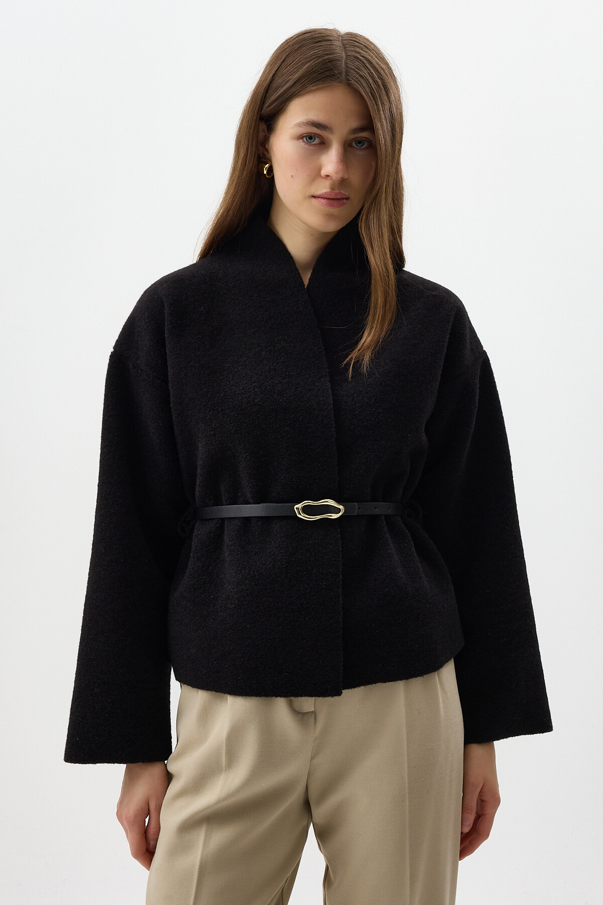 Siyah Hâkim Yaka Kemer Detaylı Kısa Kaşe Kadın Ceket 3100A - RAYS (1)