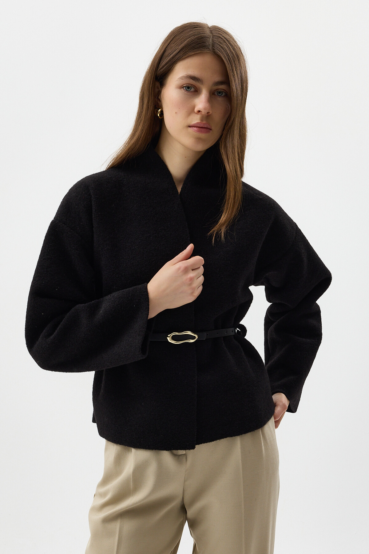 Siyah Hâkim Yaka Kemer Detaylı Kısa Kaşe Kadın Ceket 3100A 