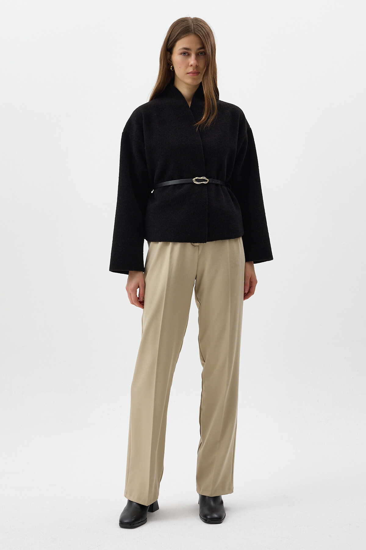 Siyah Hâkim Yaka Kemer Detaylı Kısa Kaşe Kadın Ceket 3100A - 3