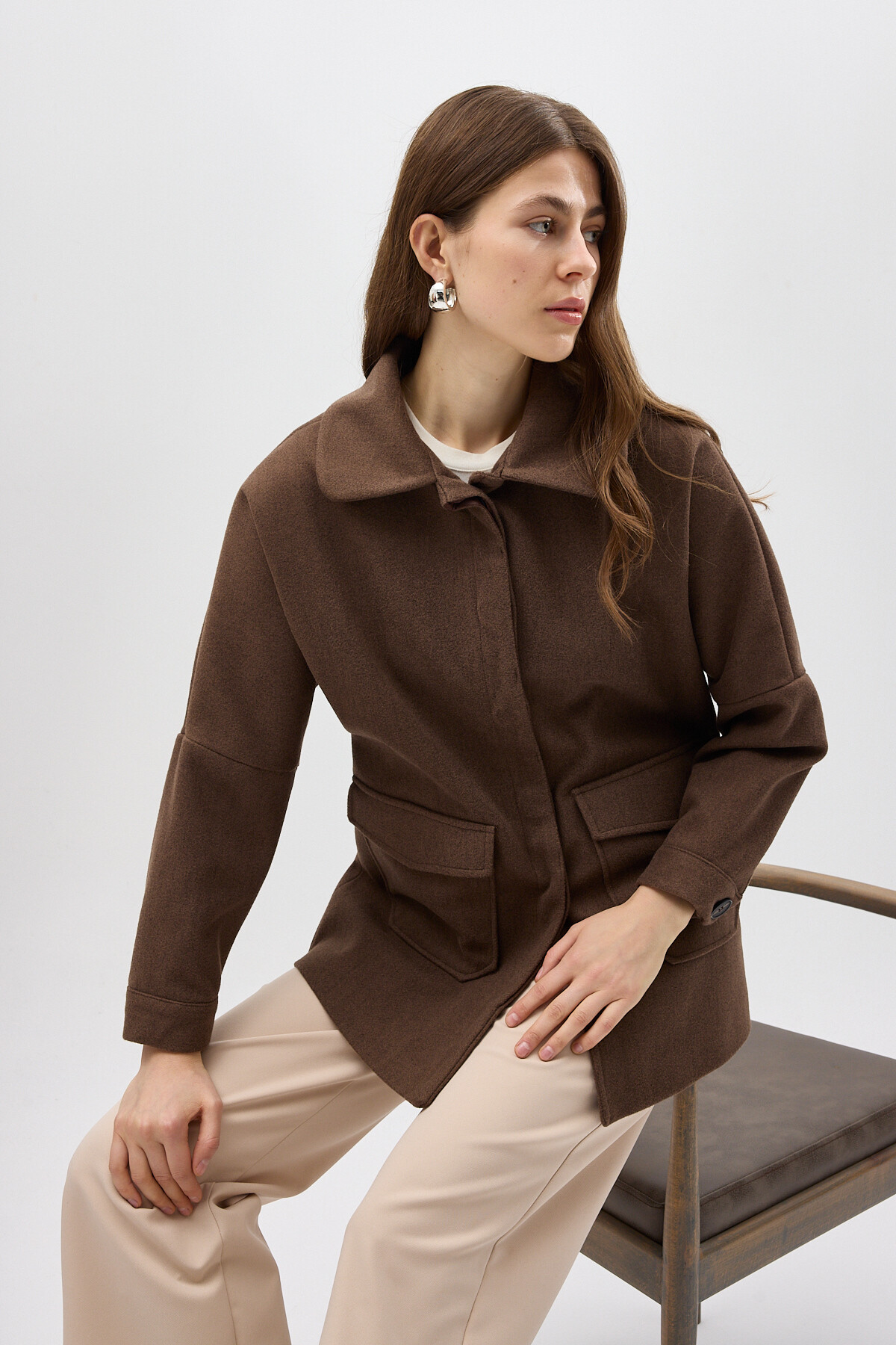 Kahverengi Büyük Cepli Geniş Yakalı Kadın Kaban 3102A - RAYS