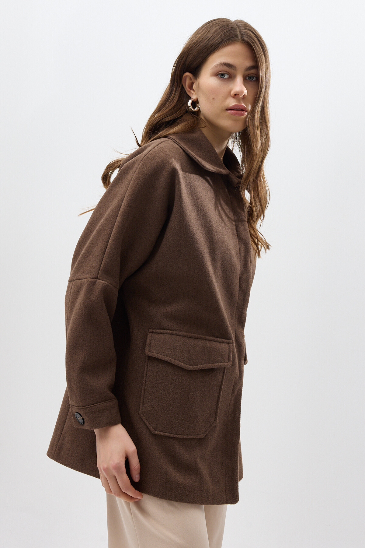 Kahverengi Büyük Cepli Geniş Yakalı Kadın Kaban 3102A - 2