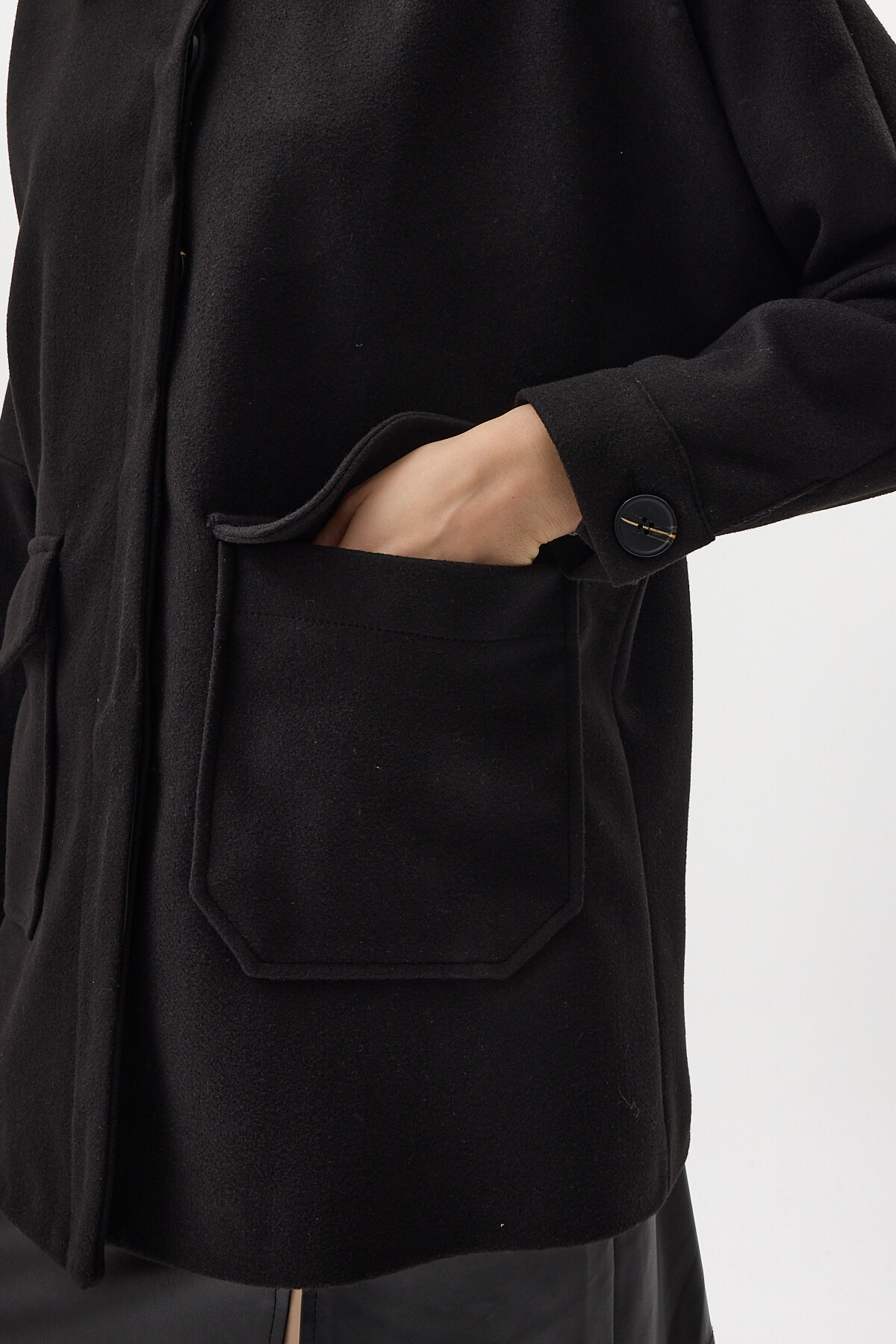 Siyah Büyük Cepli Geniş Yakalı Kadın Kaban 3102A - RAYS