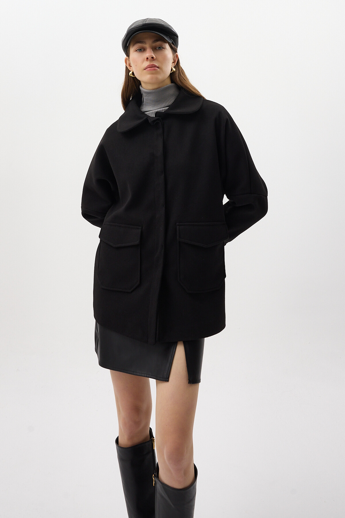 Siyah Büyük Cepli Geniş Yakalı Kadın Kaban 3102A - 6