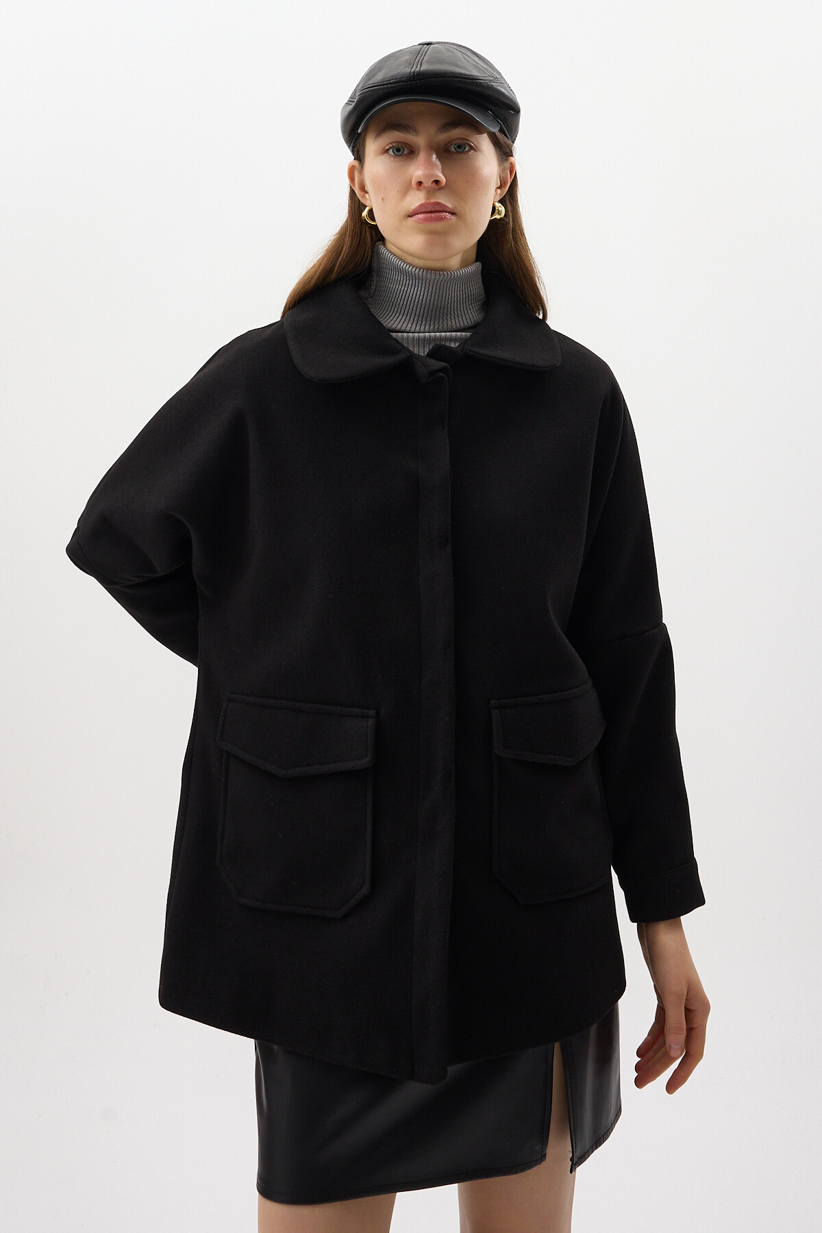 Siyah Büyük Cepli Geniş Yakalı Kadın Kaban 3102A - 3