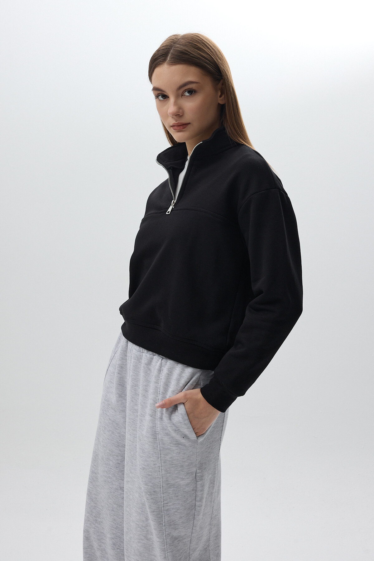 Siyah Dik Yaka Önü Fermuar Detaylı Kadın Sweatshirt 3110A - 1