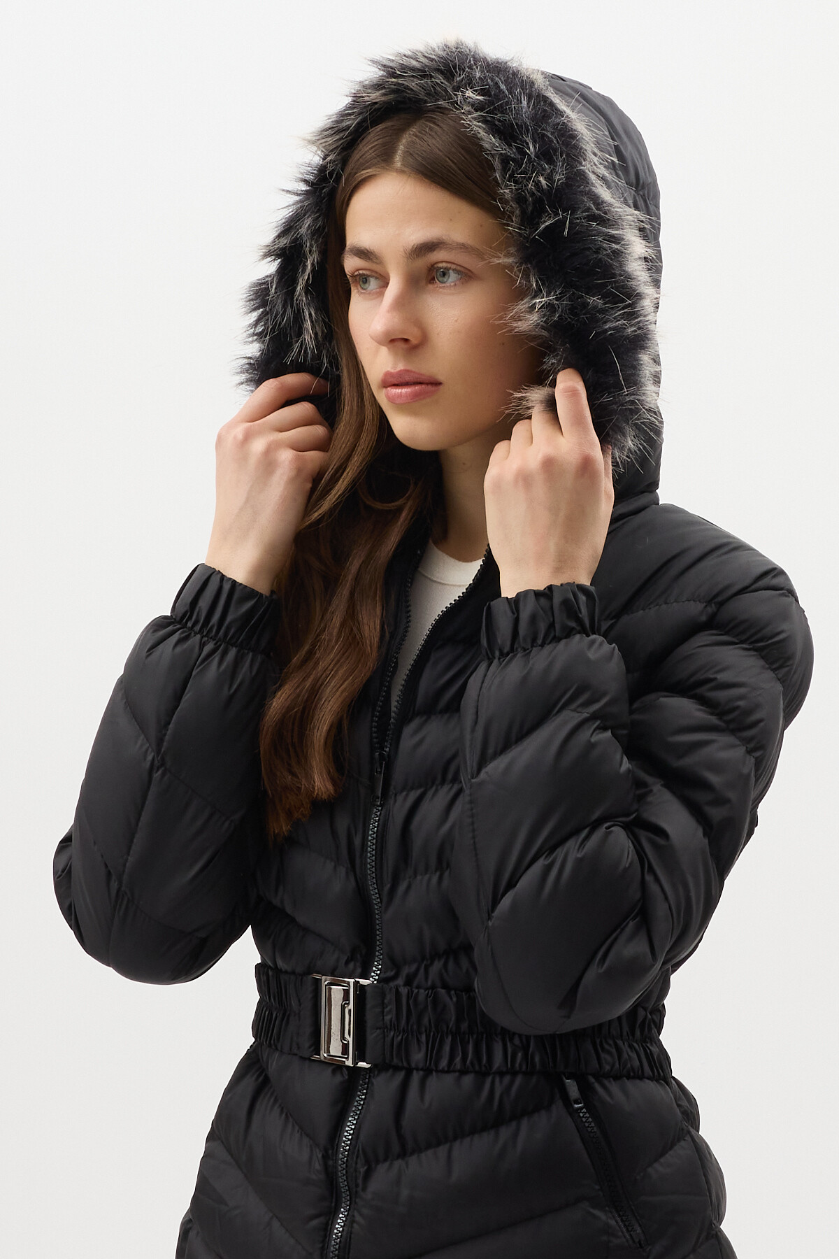 Siyah Kürklü Kapüşonlu Uzun Şişme Kadın Mont 3409 - 3