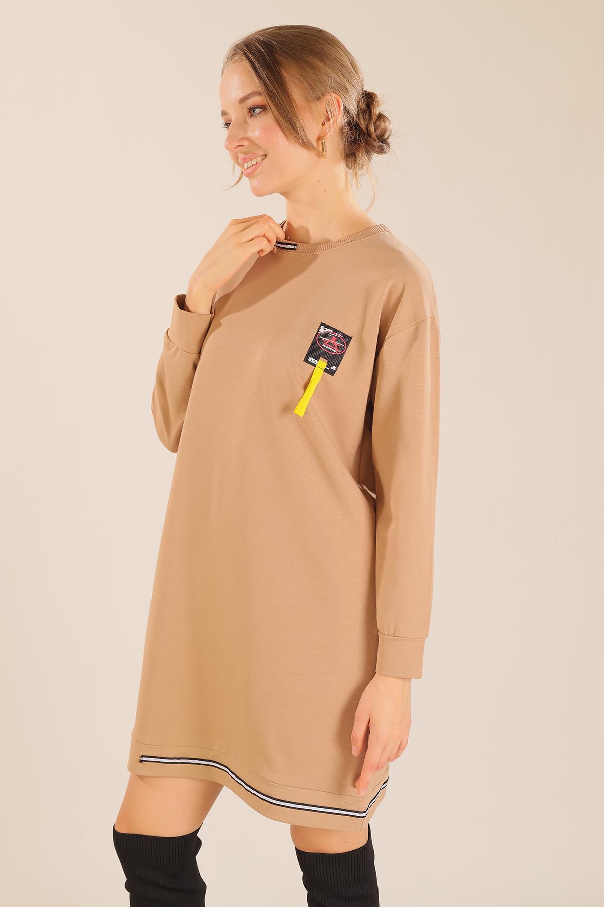 2684 Yaka Şerit Arma Detay Sweat Bej - 4