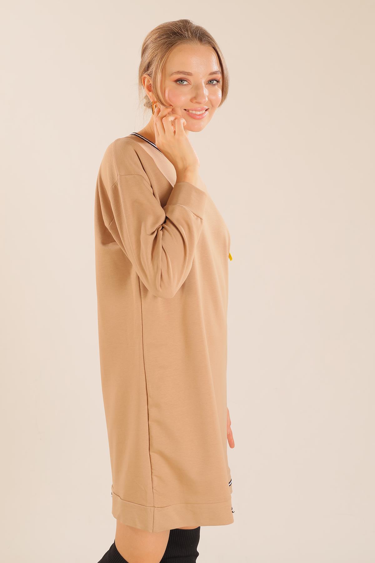 2684 Yaka Şerit Arma Detay Sweat Bej - 3