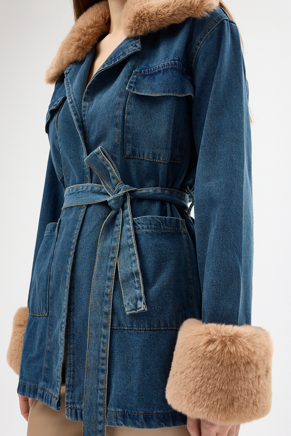 Mavi Kürklü Yaka ve Manşet Detaylı Kuşaklı Denim Kadın Ceket 3500 - RAYS