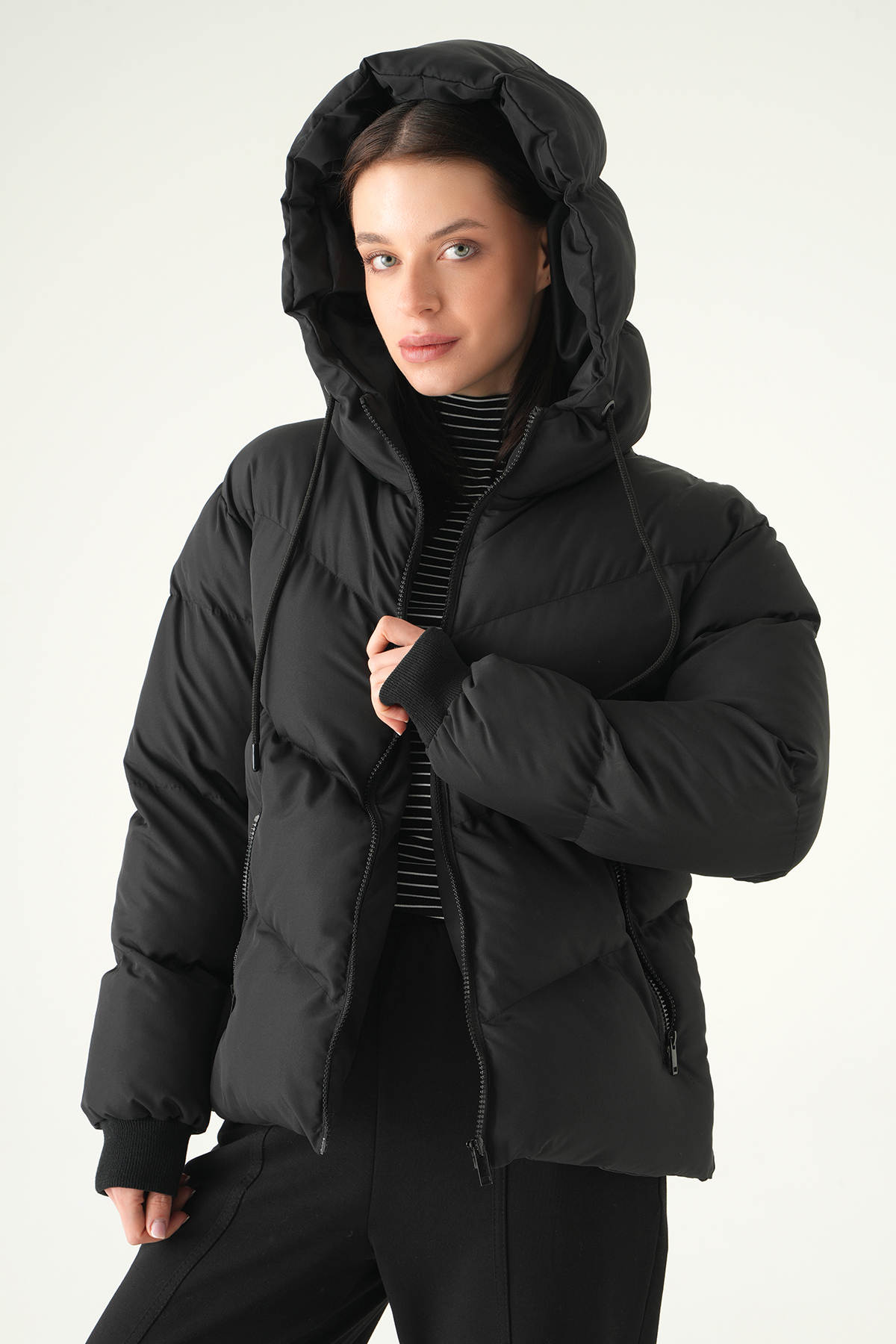 Siyah Kapüşonlu Cepli Mont 3505 - 2