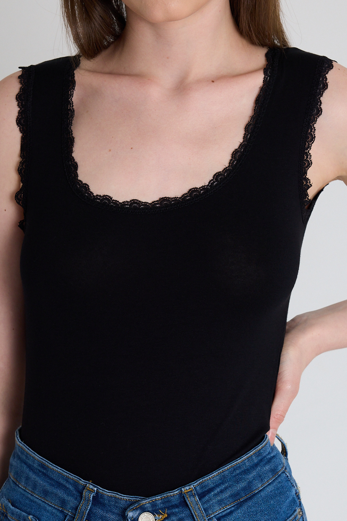 Siyah U Yaka Dantel Detaylı Kalın Askılı Atlet 3602 - 4