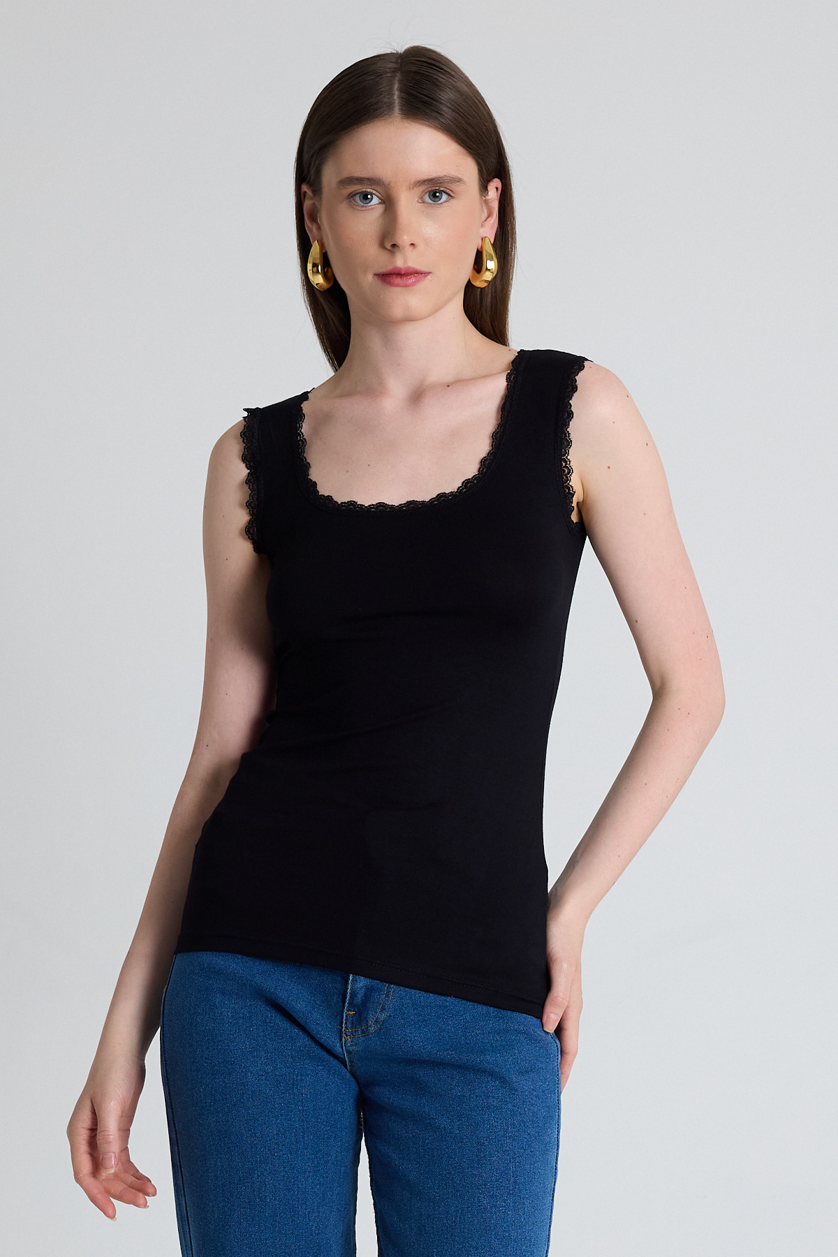 Siyah U Yaka Dantel Detaylı Kalın Askılı Atlet 3602 - 6