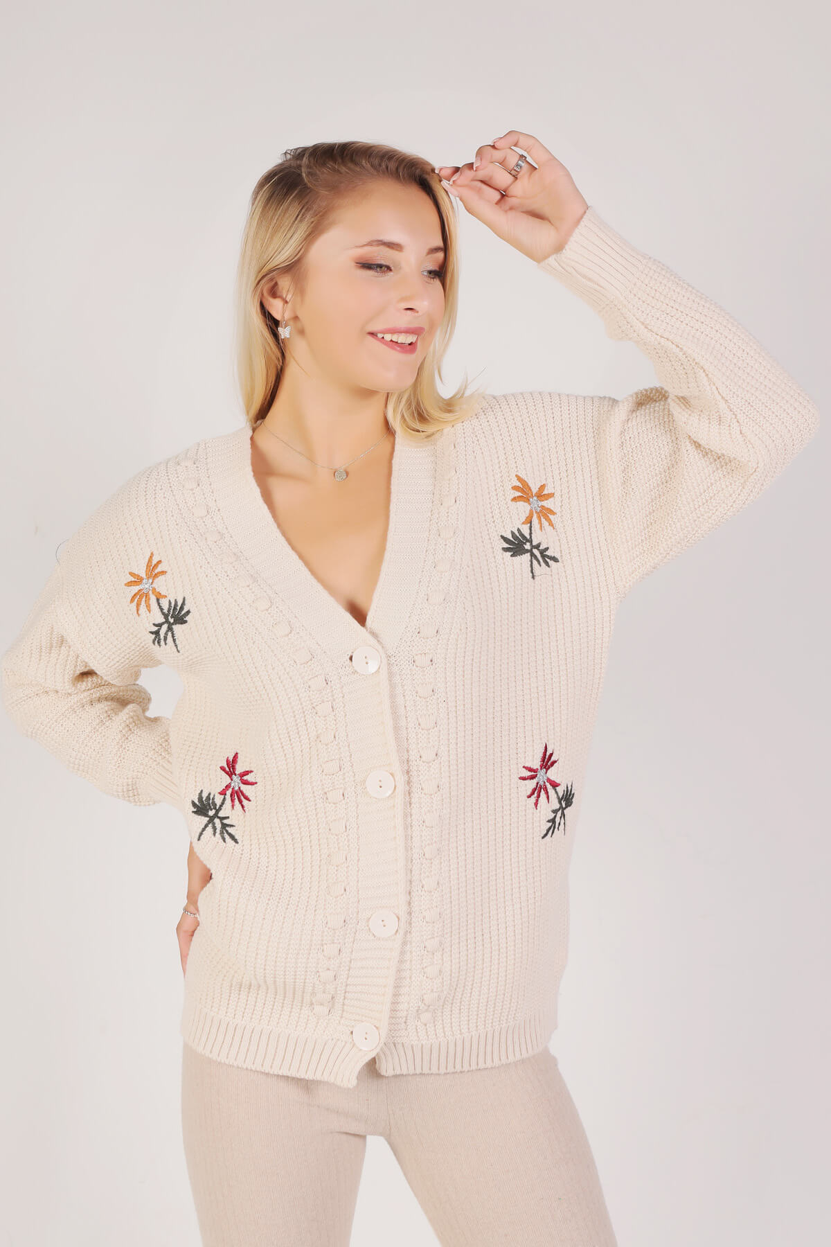 381 Nakışlı Düğmeli Hırka Krem - 2