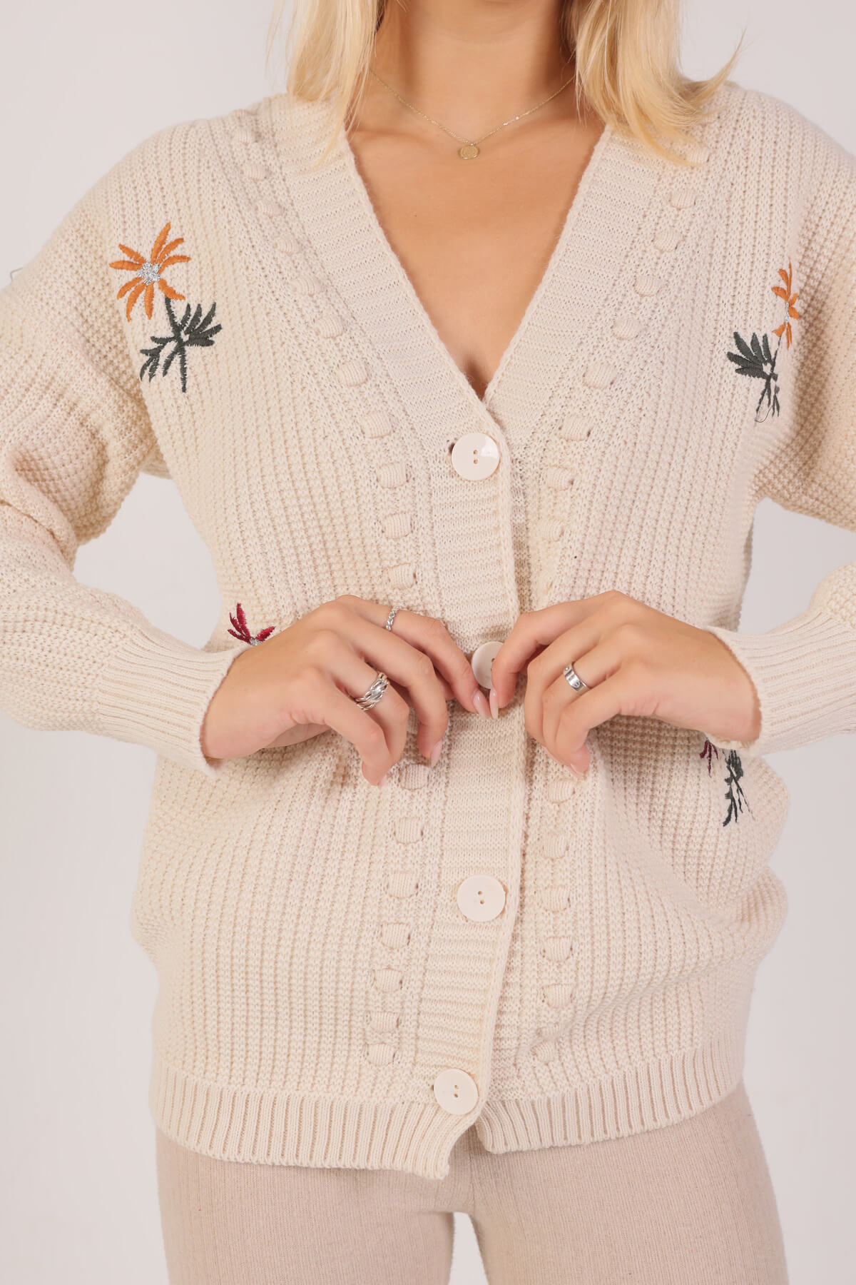 Krem Nakışlı Düğmeli Hırka 381 - 5