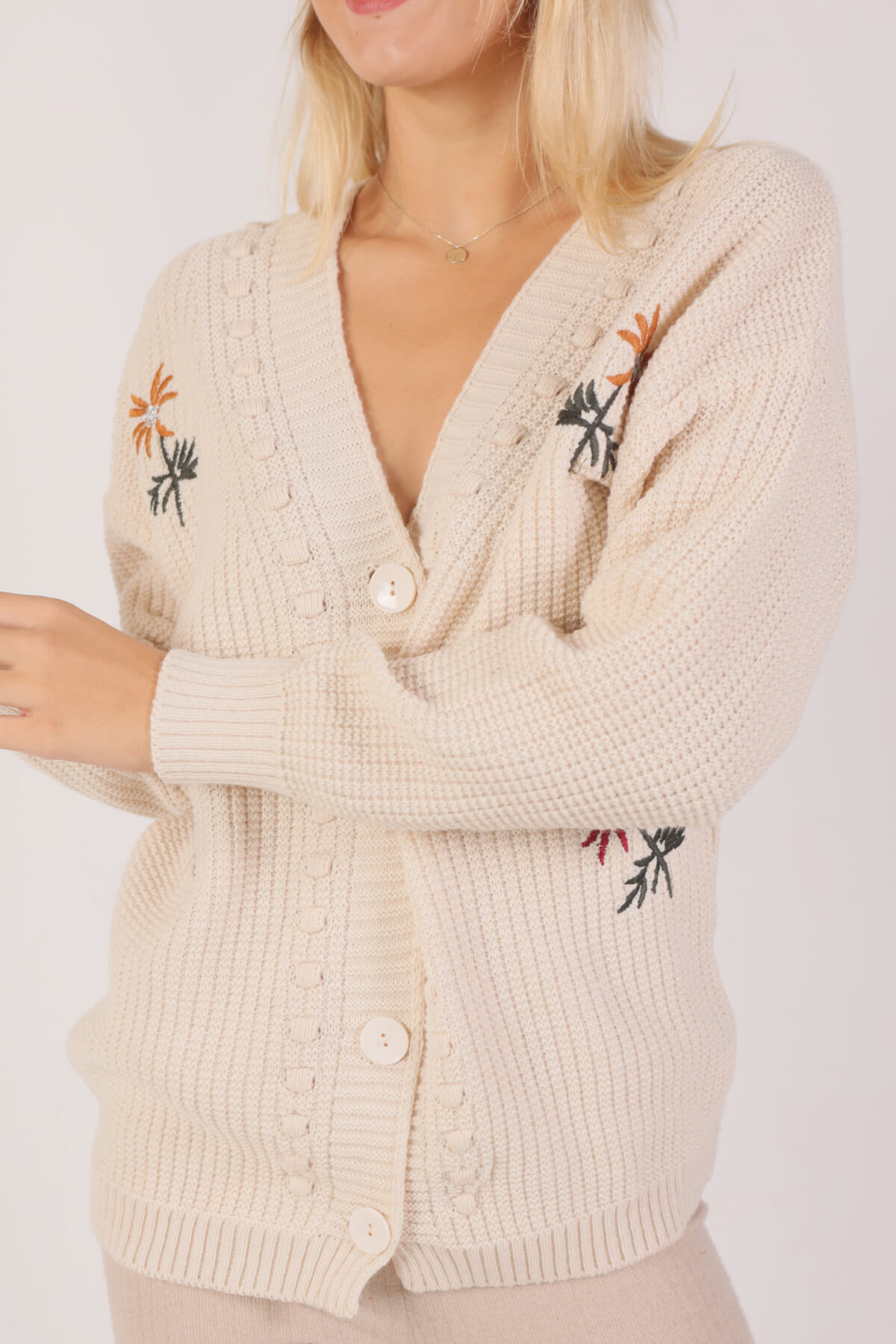 Krem Nakışlı Düğmeli Hırka 381 - 7