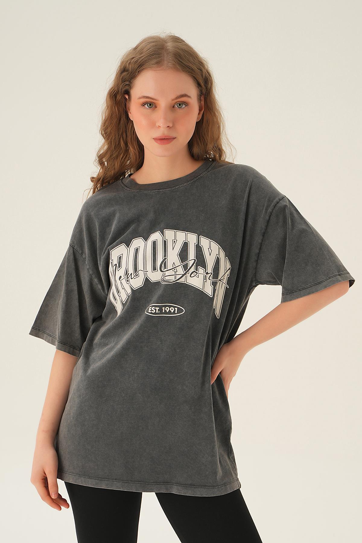 3905 Broklyn Baskı Oversize Tişört Antrasit - 1