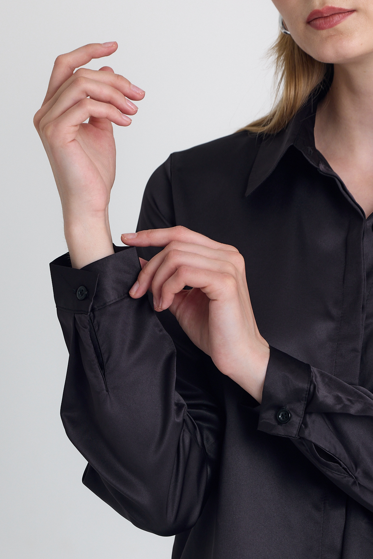 Siyah Gizli Düğmeli Saten Kadın Gömlek 4057A - RAYS