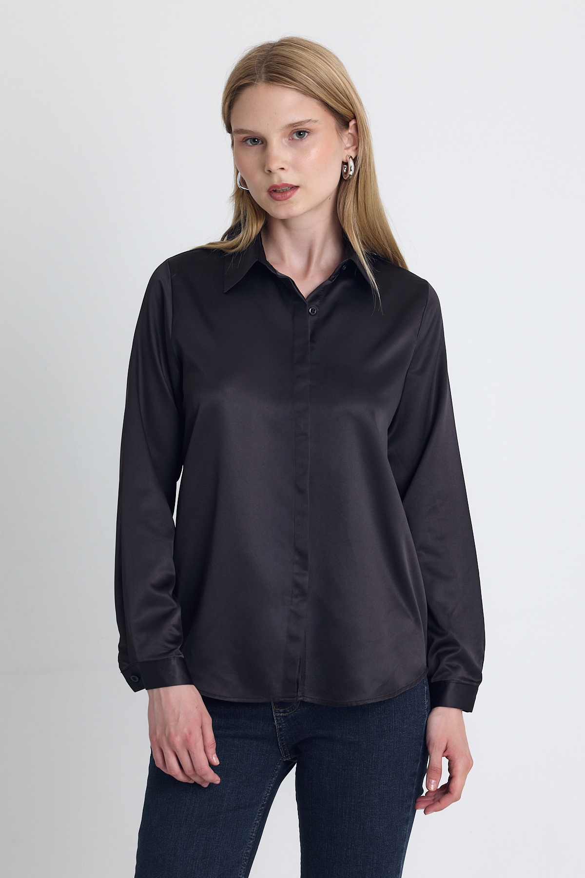 Siyah Gizli Düğmeli Saten Kadın Gömlek 4057A - 1