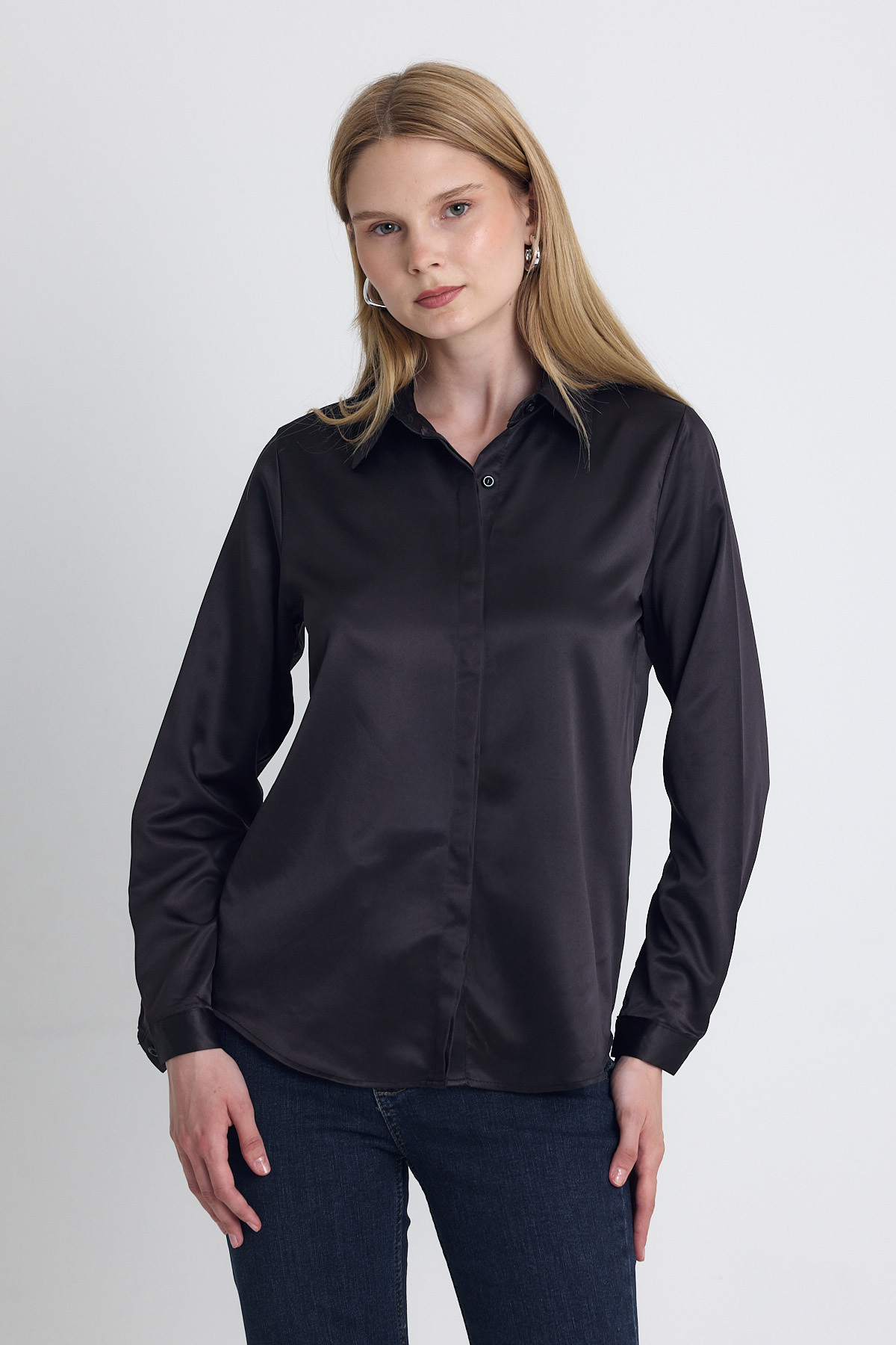 Siyah Gizli Düğmeli Saten Kadın Gömlek 4057A - 2