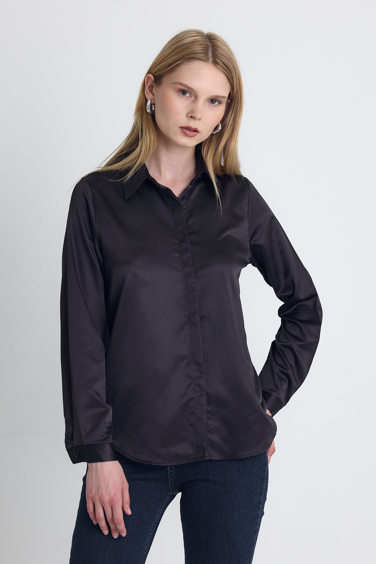 Siyah Gizli Düğmeli Saten Kadın Gömlek 4057A - 6