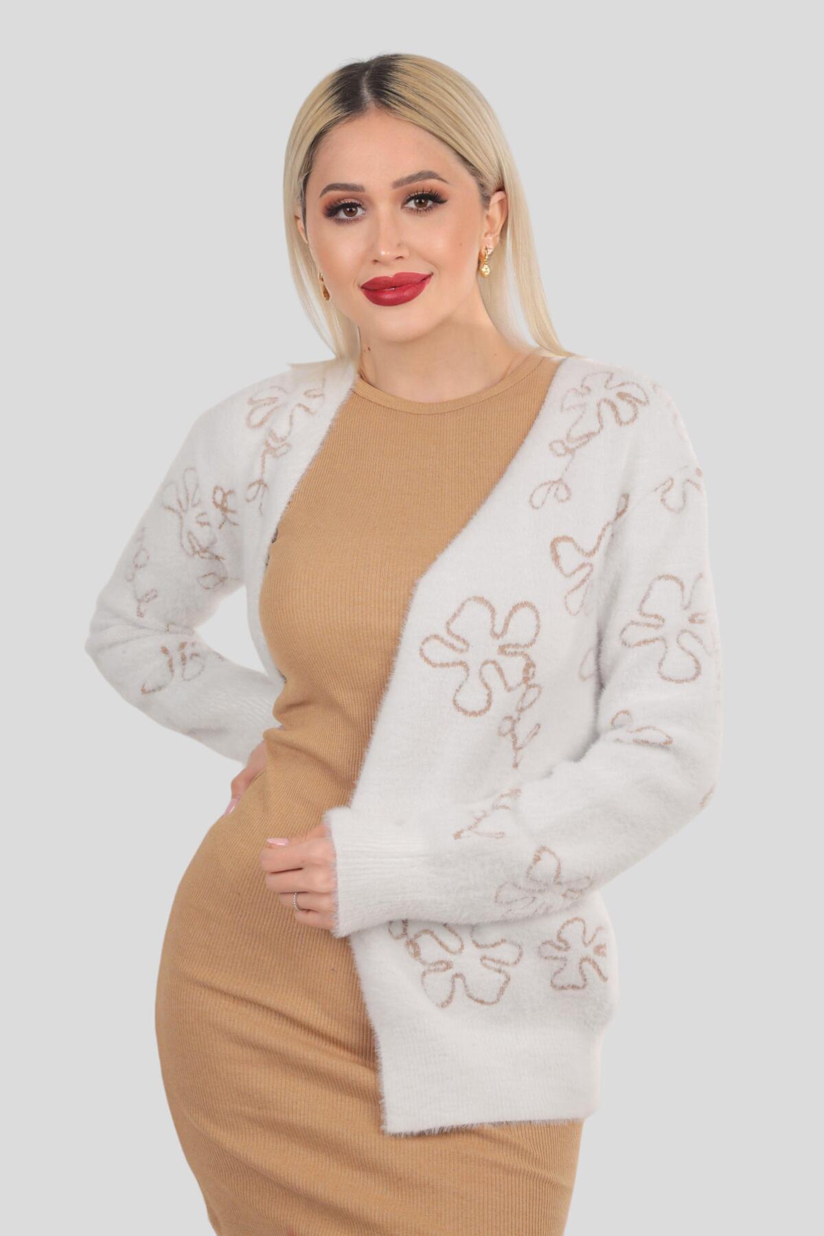 Beyaz Çiçek Detay Sakallı Hırka 4160 - 3