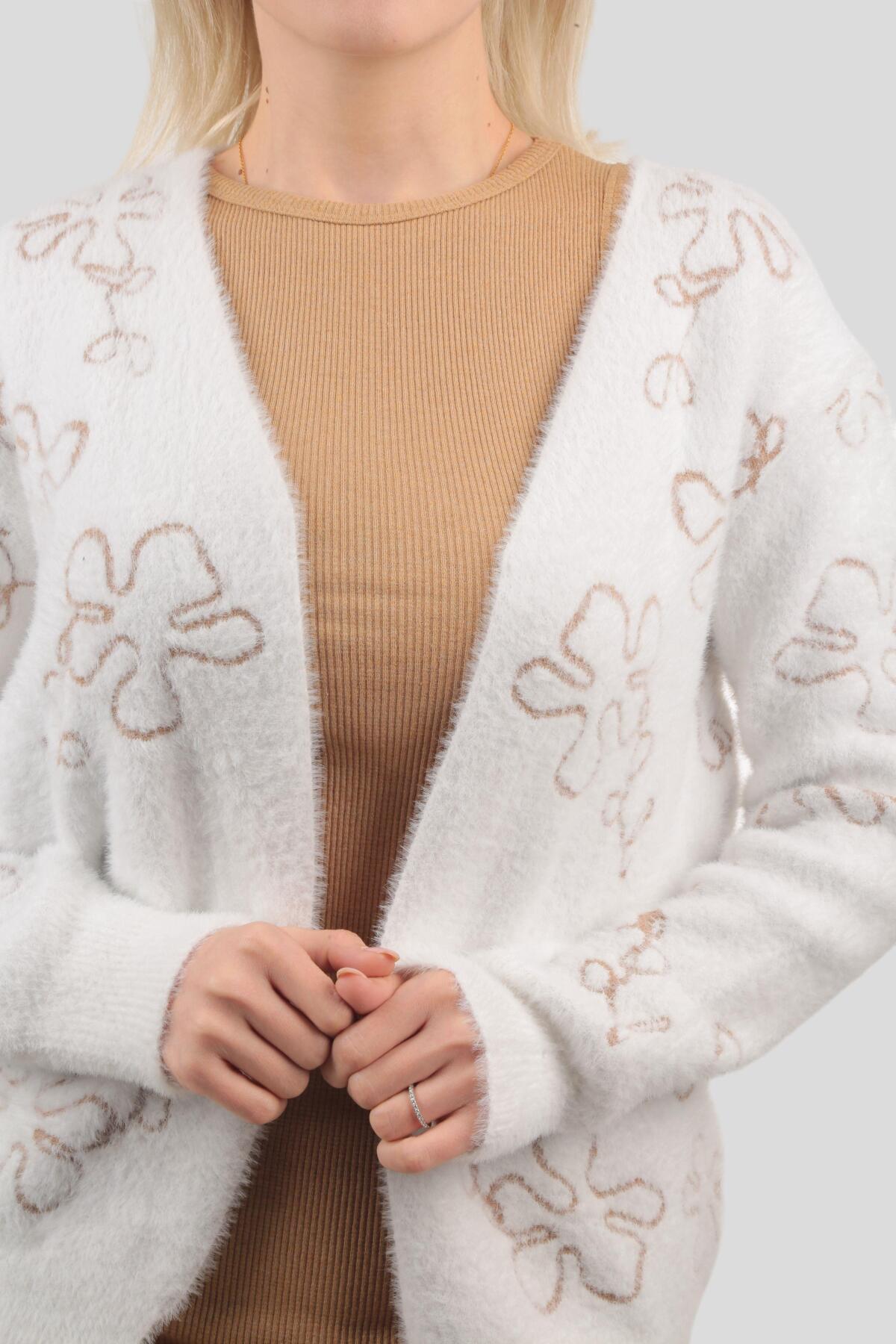 Beyaz Çiçek Detay Sakallı Hırka 4160 - 4