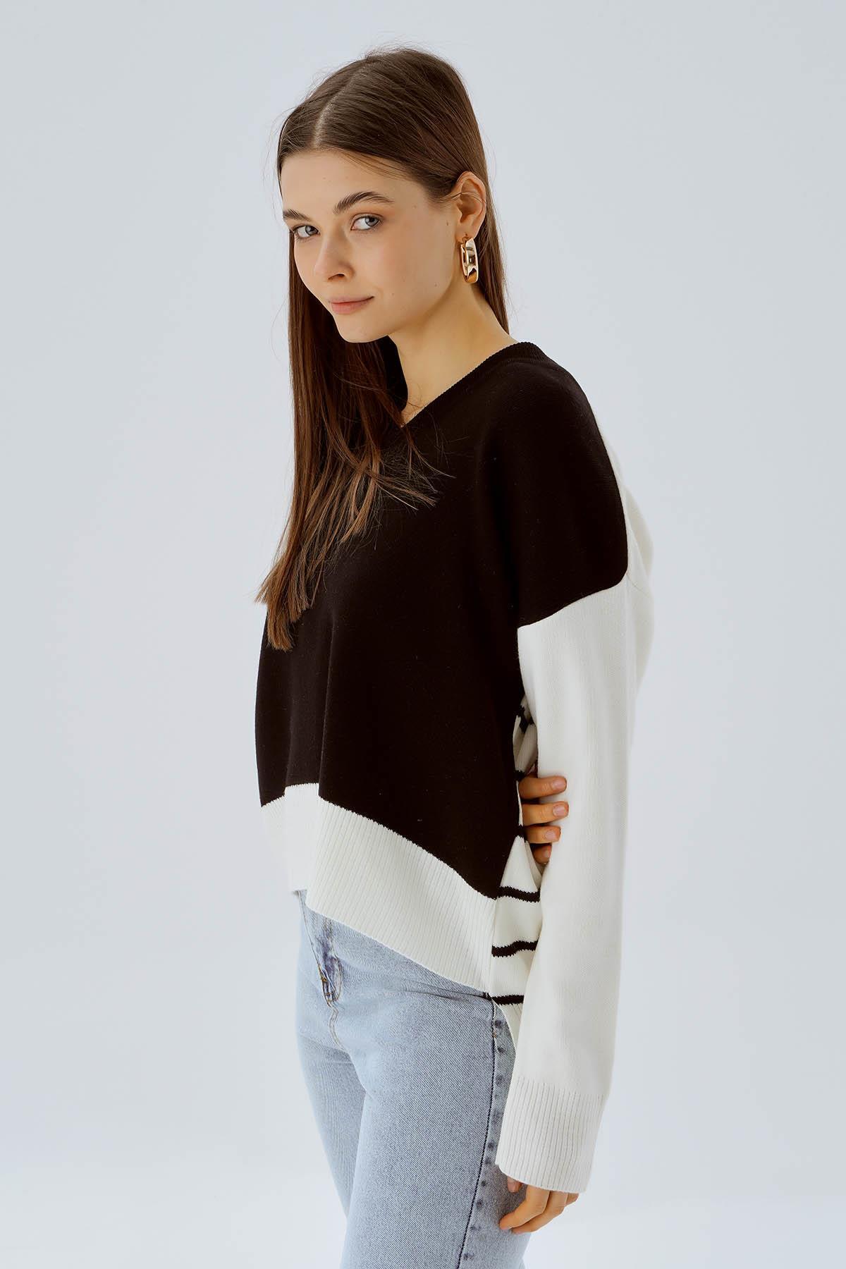 Siyah V Yaka Arka Çizgili Kazak 4195 - 4