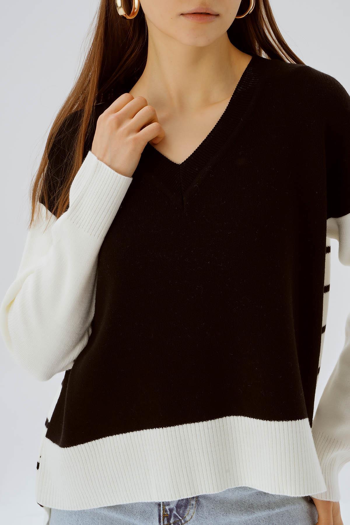 Siyah V Yaka Arka Çizgili Kazak 4195 - 6