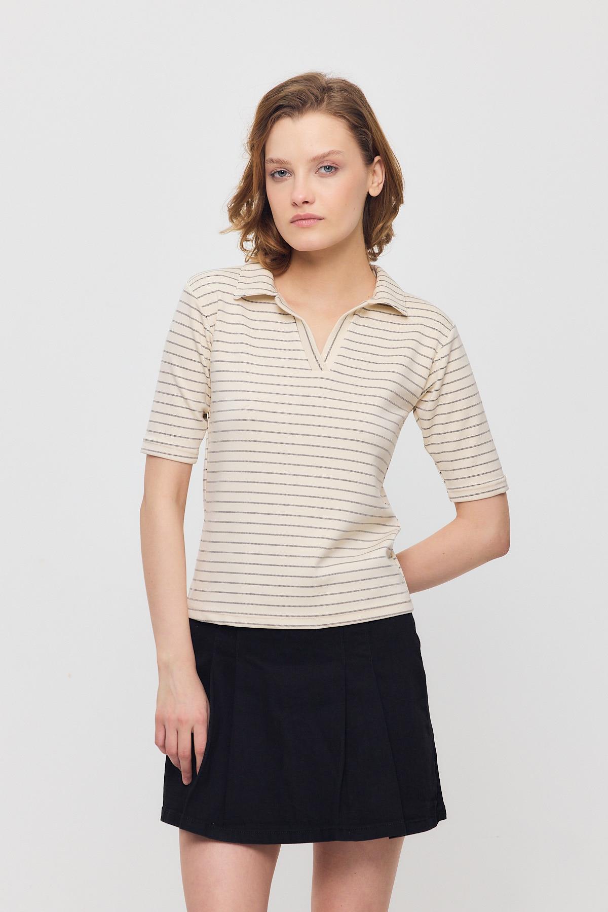 Bej V Yaka Çizgili Kısa Tişört 4449A - 2