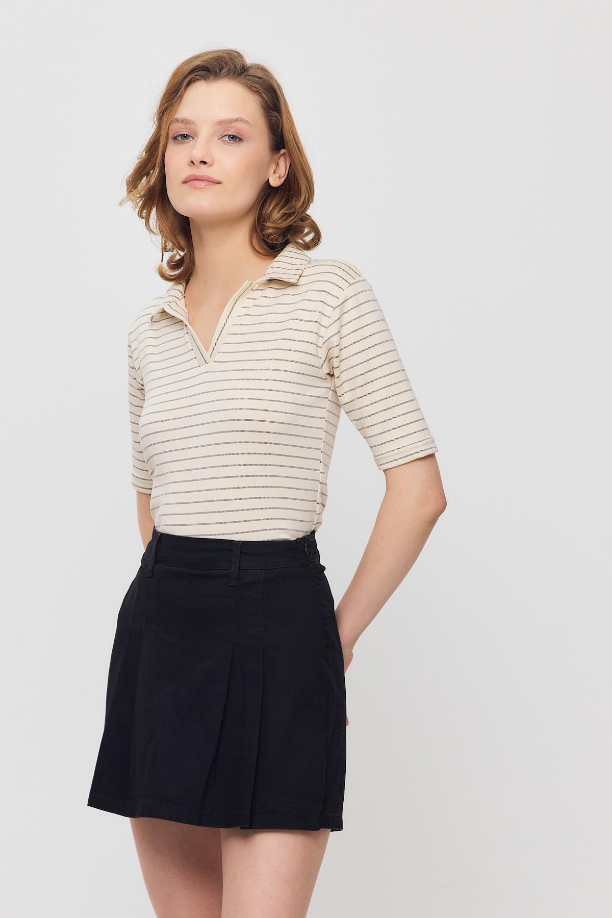 Bej V Yaka Çizgili Kısa Tişört 4449A - 6