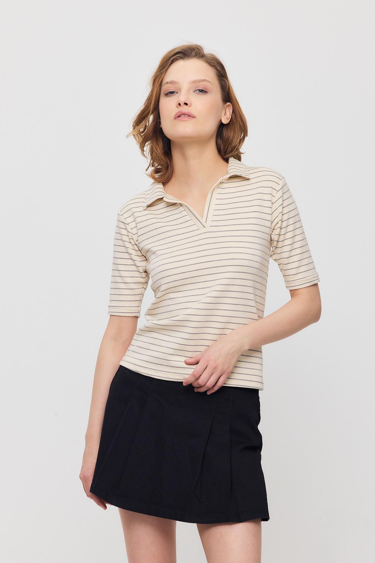 Bej V Yaka Çizgili Kısa Tişört 4449A - 7