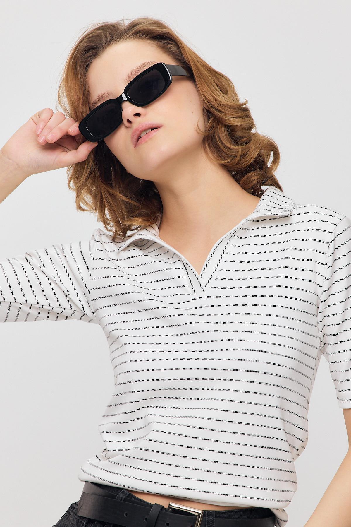 4449A V Yaka Çizgili Kısa Tişört Beyaz - 4