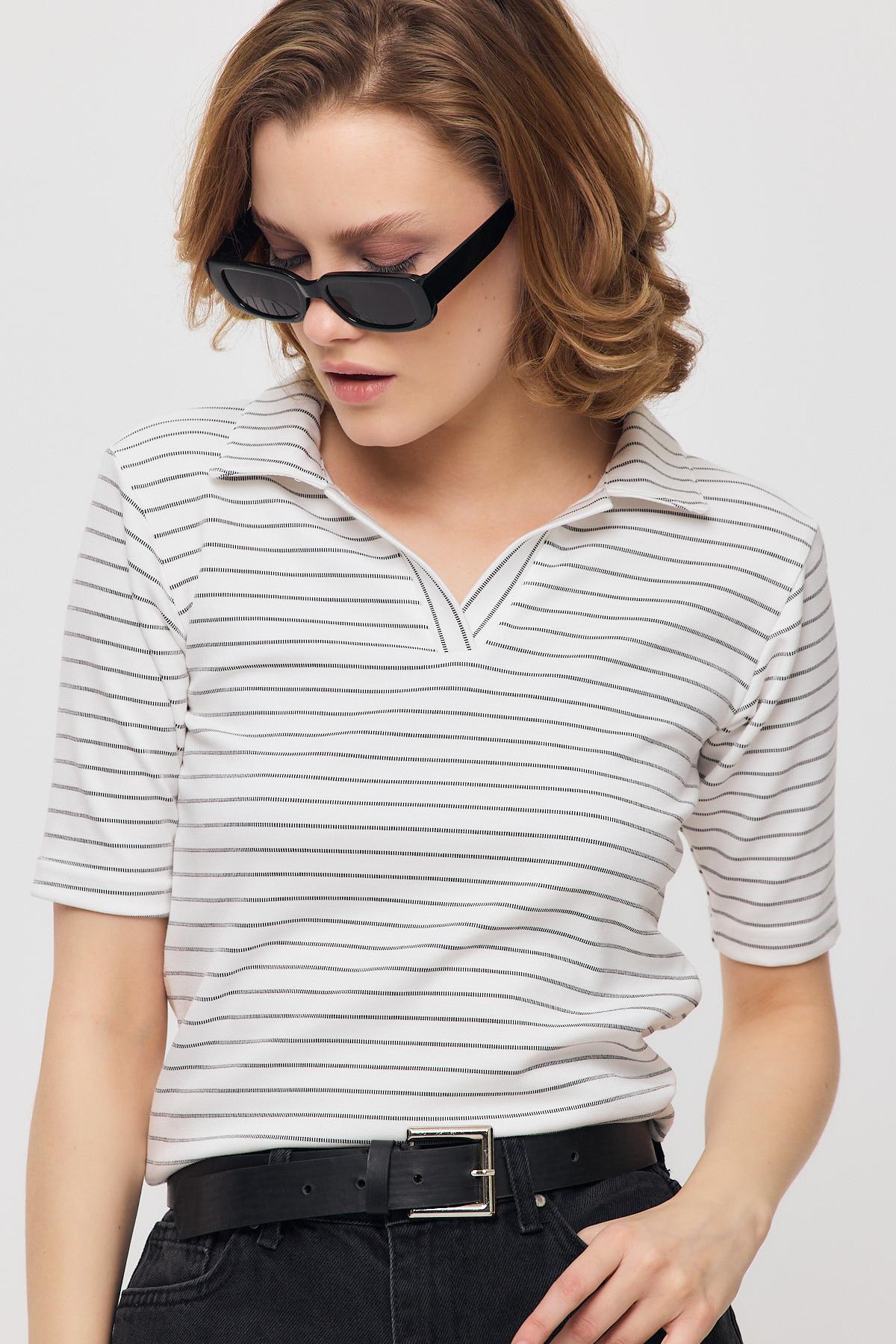 Beyaz V Yaka Çizgili Kısa Tişört 4449A - 1