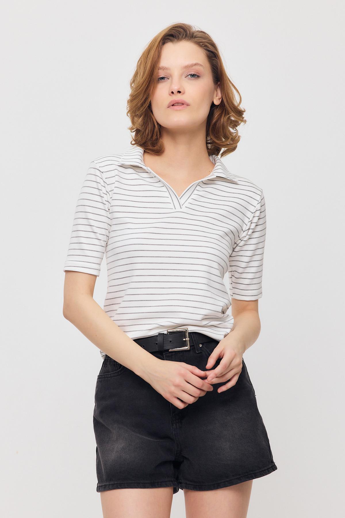 Beyaz V Yaka Çizgili Kısa Tişört 4449A - 8