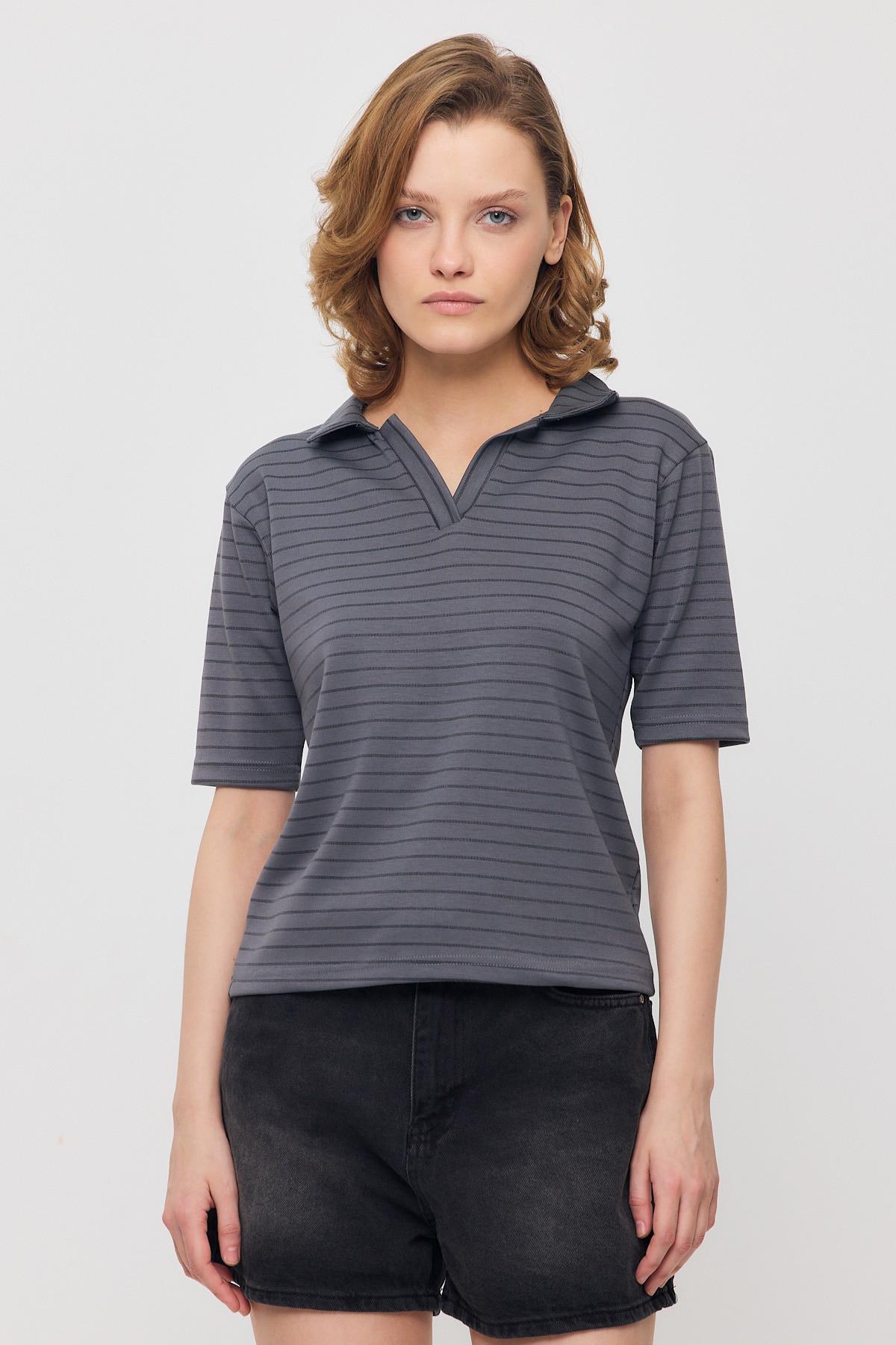 4449A V Yaka Çizgili Kısa Tişört Füme - 3