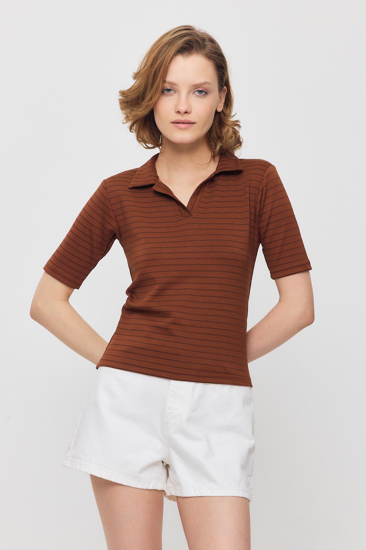 4449A V Yaka Çizgili Kısa Tişört Taba 