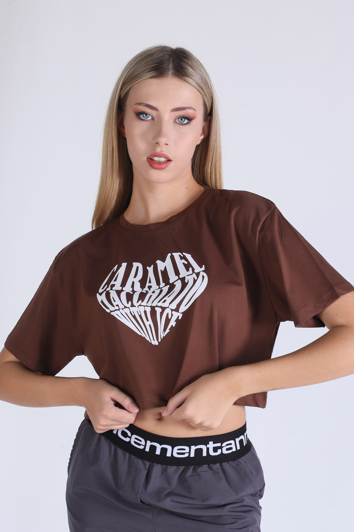 Kahve Caramel Baskı Crop Tişört 5164 - 2