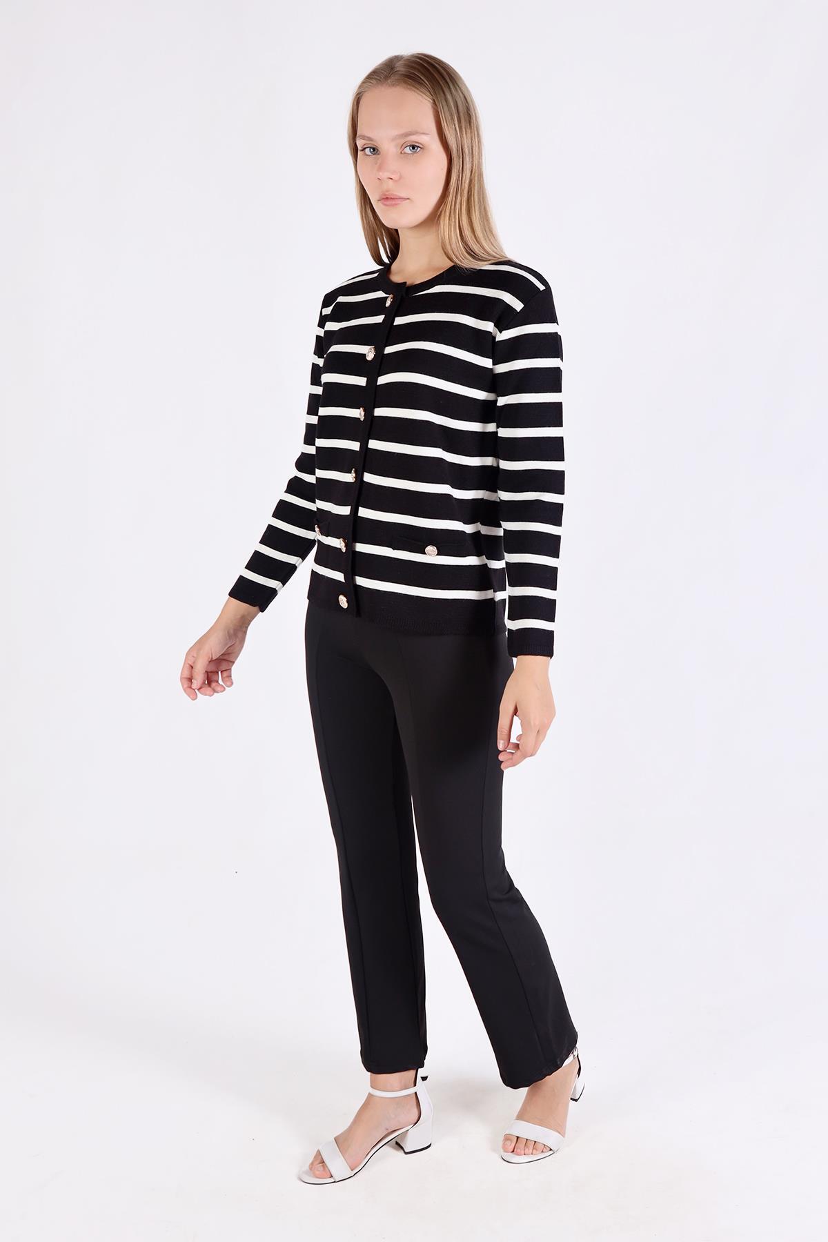 Siyah Çizgili Kısa Düğme Detay Hırka 557 - 7