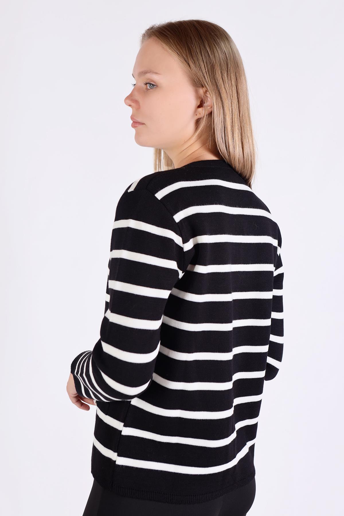 Siyah Çizgili Kısa Düğme Detay Hırka 557 - 8