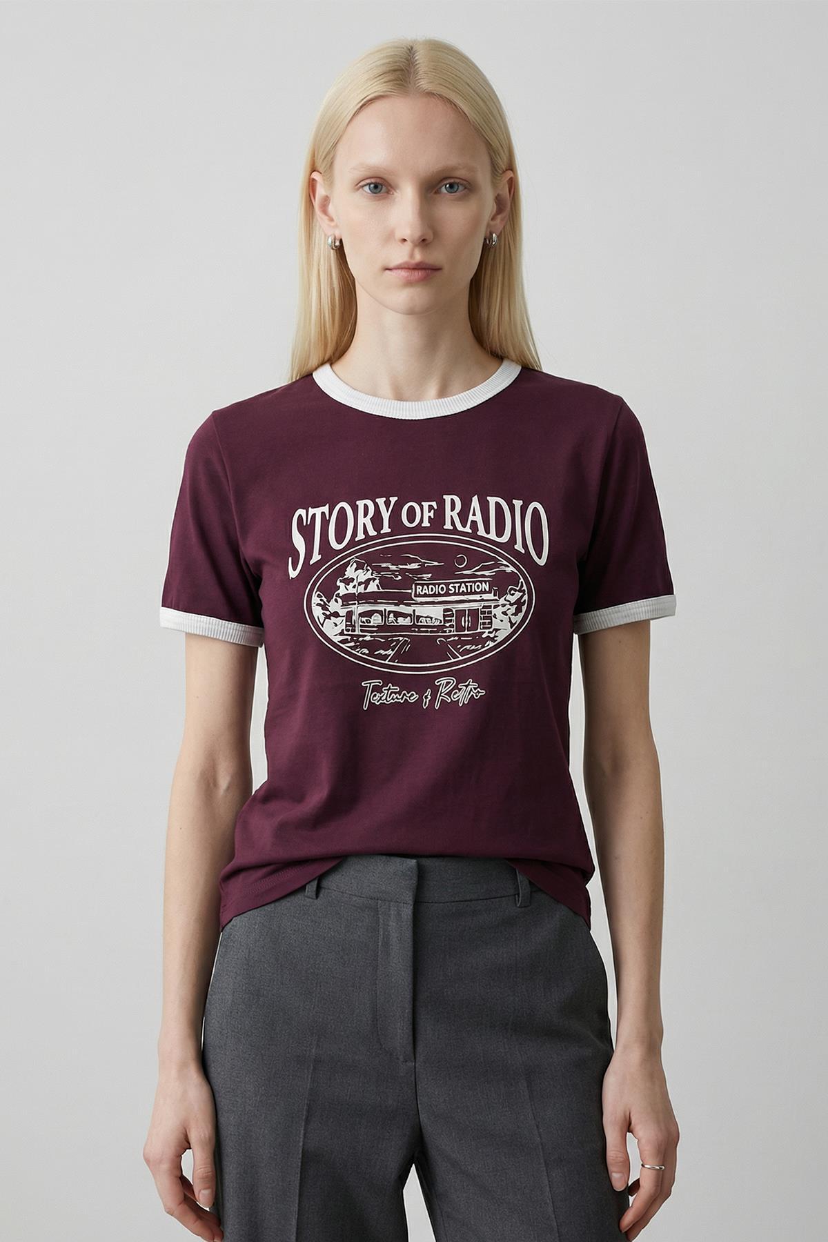 Bordo Ribana Yaka ve Kol Detaylı Yazı Baskılı Tişört 5875 - RAYS