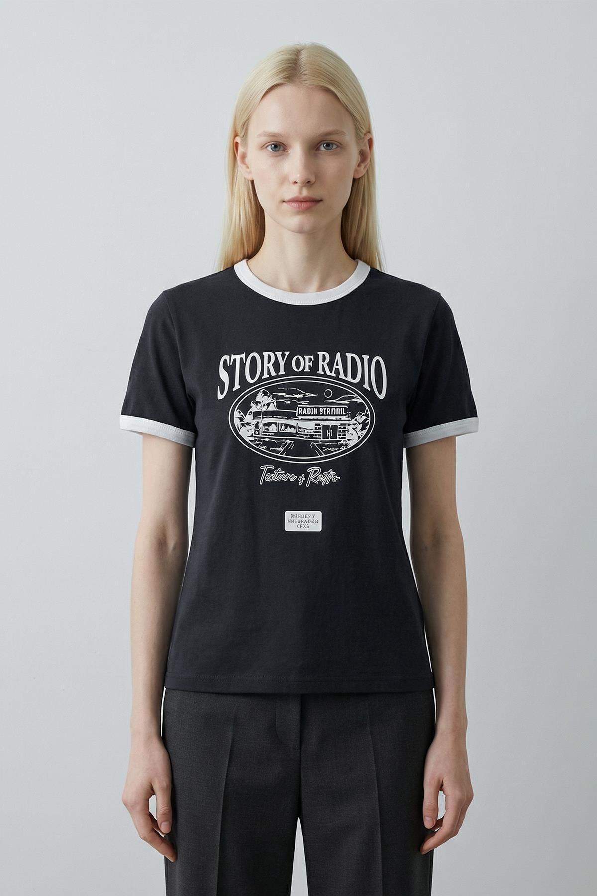 Siyah Ribana Yaka ve Kol Detaylı Yazı Baskılı Tişört 5875 