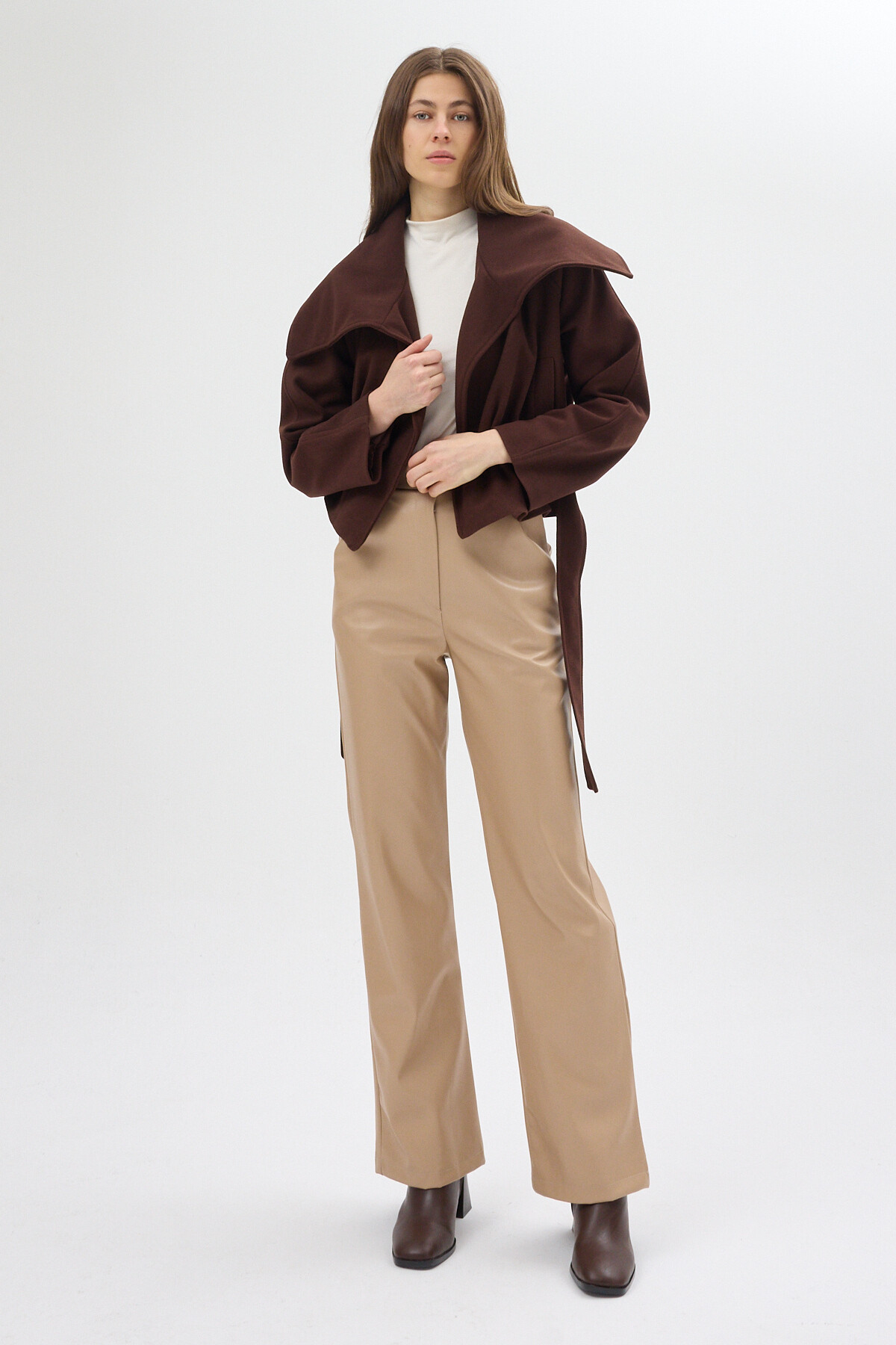 Acı Kahve Geniş Dökümlü Yaka Kuşaklı Kısa Kadın Kaban 60566 - RAYS