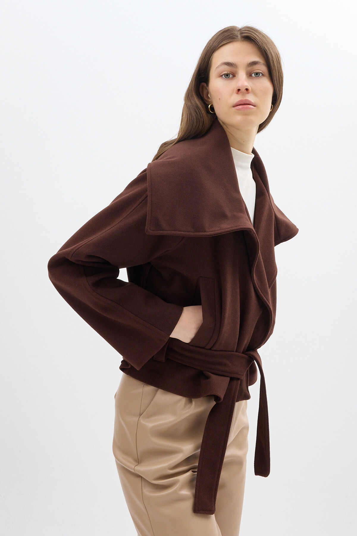 Acı Kahve Geniş Dökümlü Yaka Kuşaklı Kısa Kadın Kaban 60566 - RAYS