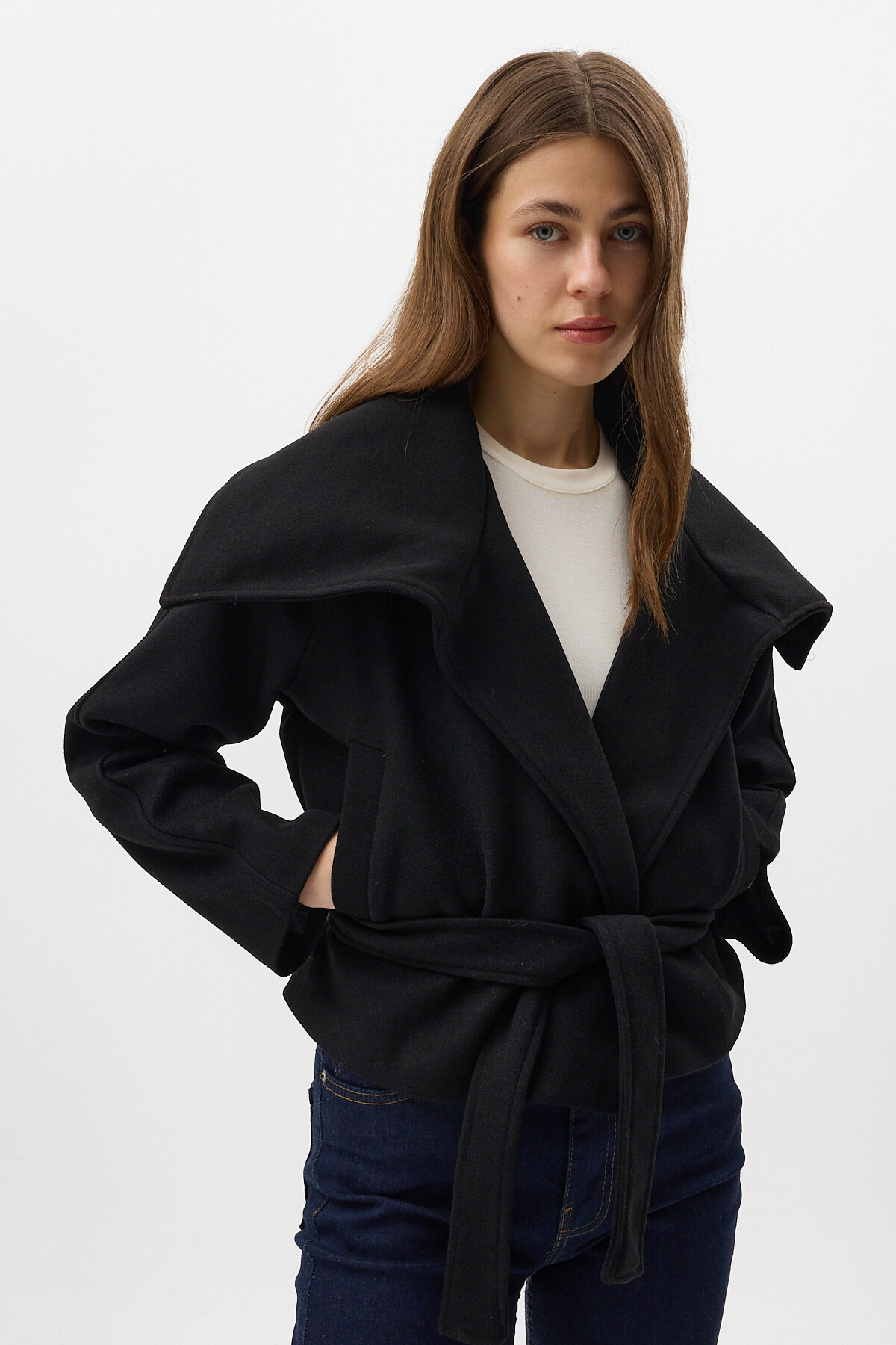 Siyah Geniş Dökümlü Yaka Kuşaklı Kısa Kadın Kaban 60566 - RAYS