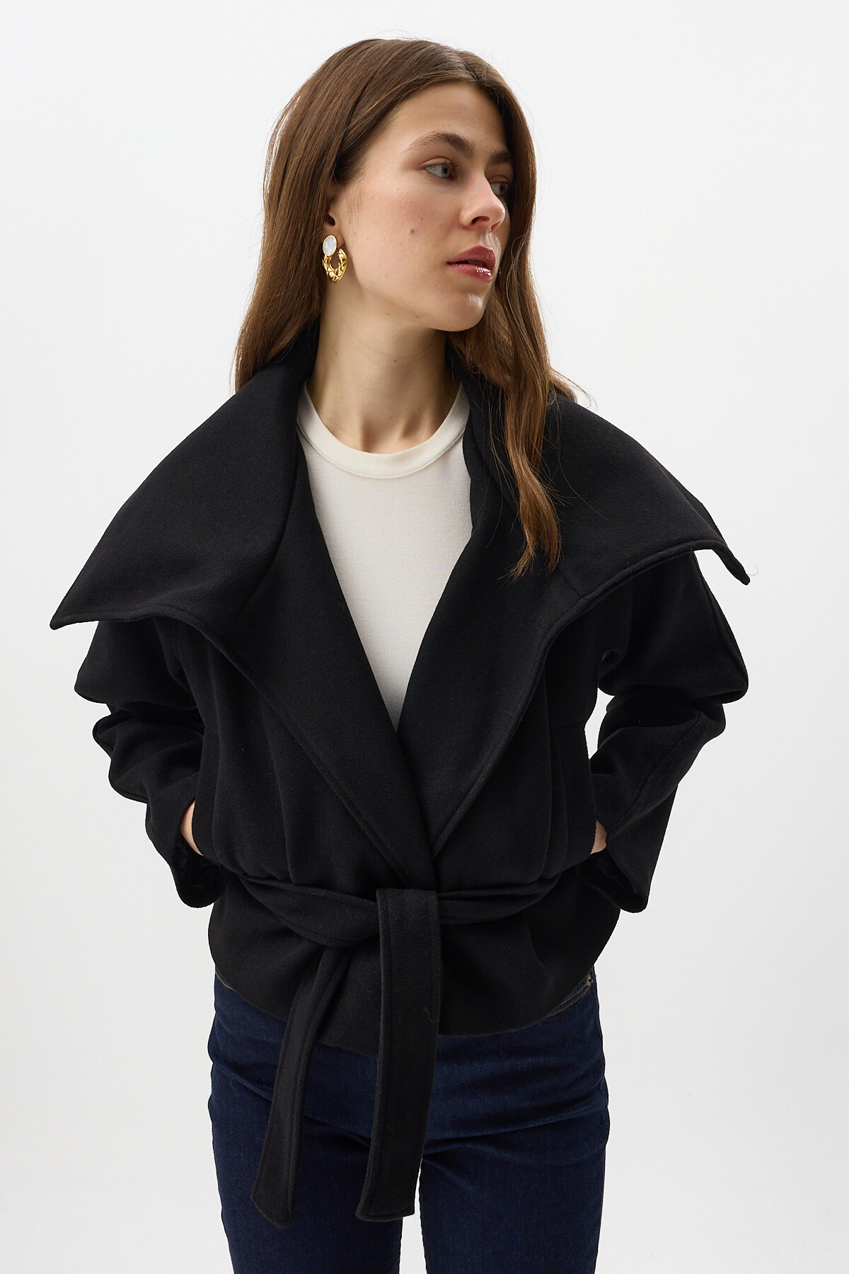 Siyah Geniş Dökümlü Yaka Kuşaklı Kısa Kadın Kaban 60566 - 2