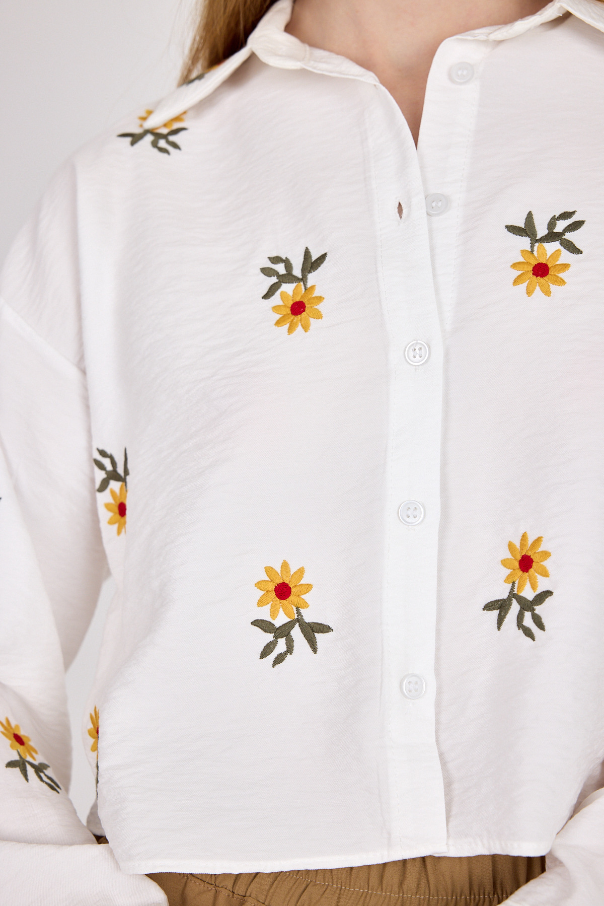 Beyaz Çiçek Nakışlı Gömlek 6232 - 4