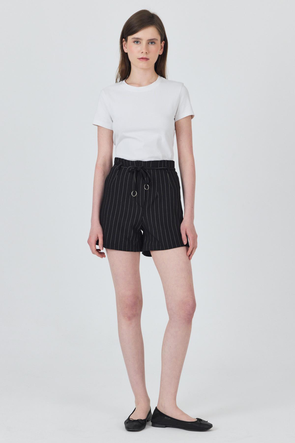 Siyah Çizgili Yüksek Bel Kemer Detaylı Mini Şort 6928A 