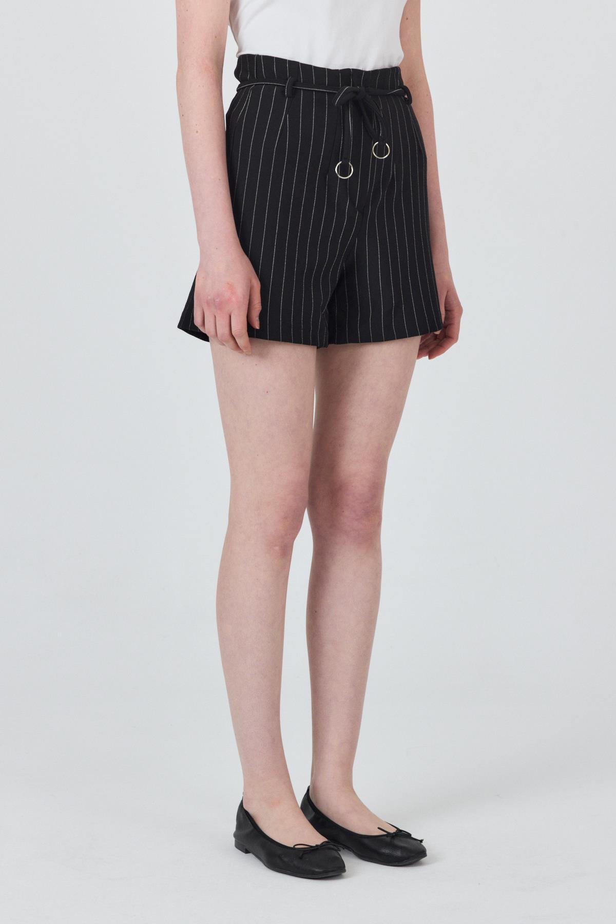 Siyah Çizgili Yüksek Bel Kemer Detaylı Mini Şort 6928A - 3
