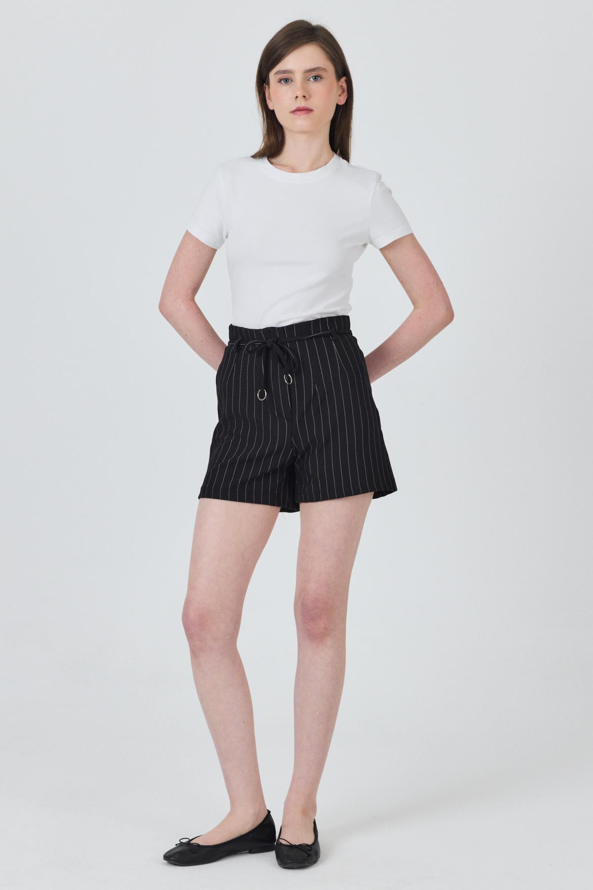 Siyah Çizgili Yüksek Bel Kemer Detaylı Mini Şort 6928A - 8