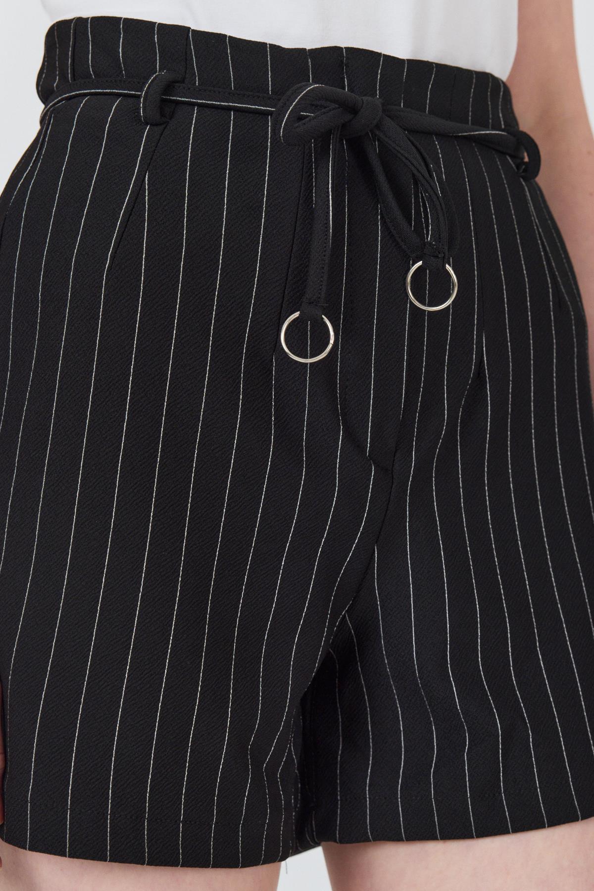 Siyah Çizgili Yüksek Bel Kemer Detaylı Mini Şort 6928A - 4